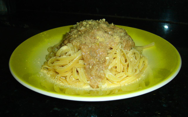 Linguini ao molho de atum e salsa desidratada