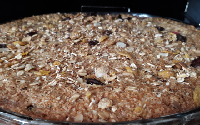 Bolo de granola com morangos e coco