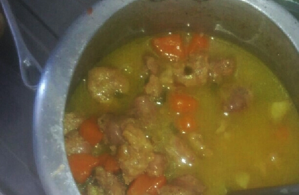 Linguiça com batata e cenoura