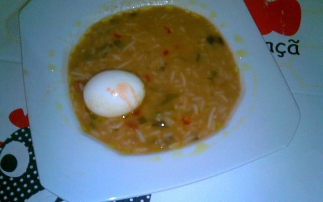 Sopa de feijão com ovos