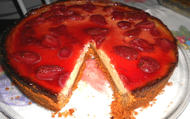 Cheesecake de queijo coalho com calda de morangos