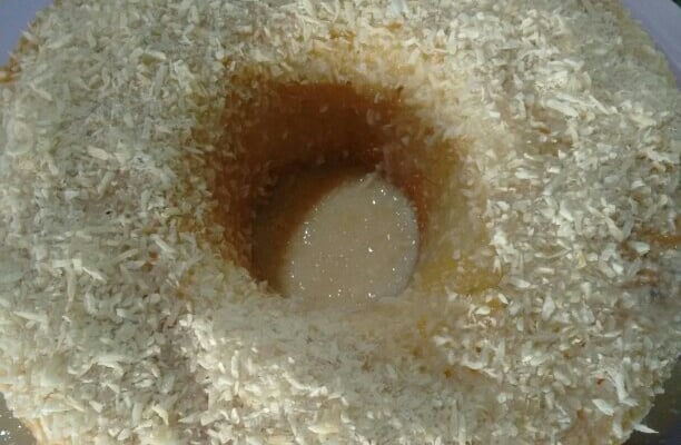 Bolo molhado de leite condensado e coco