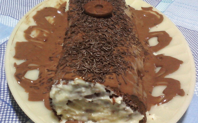 Rocambole de chocolate com coco