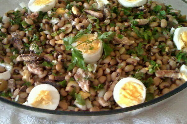 Salada de feijão fradinho com sardinha em lata