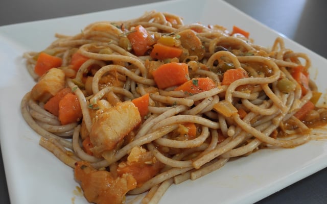 Macarrão integral ao molho de frango com legumes e biomassa de banana verde