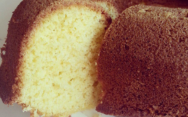 Bolo de fubá com erva doce