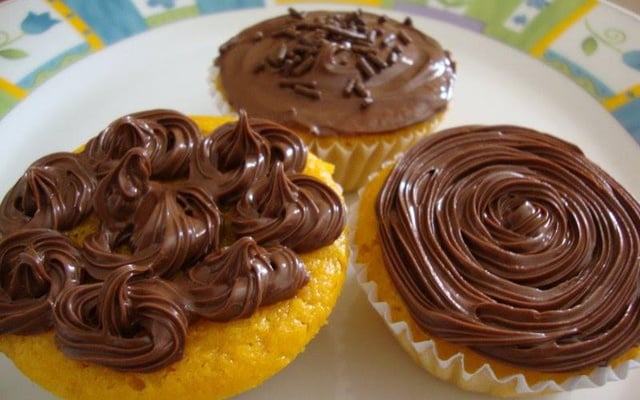 Bolinhos de cenoura com cobertura de ganache de chocolate
