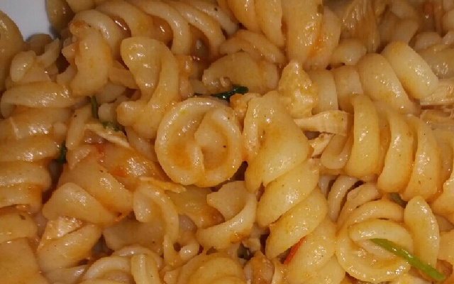 Macarronada com molho de frango desfiado