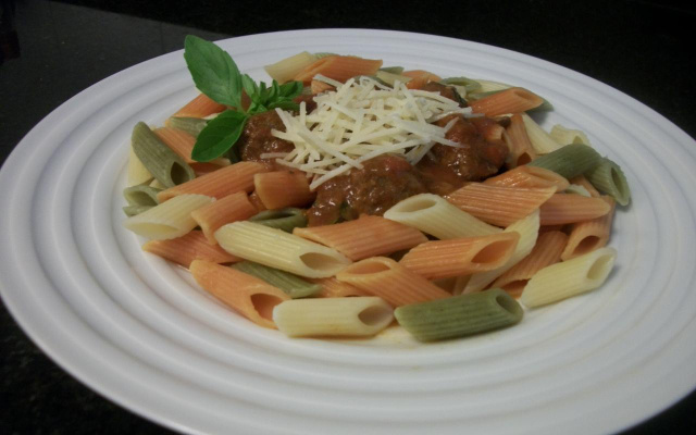 Macarrão colorido com molho