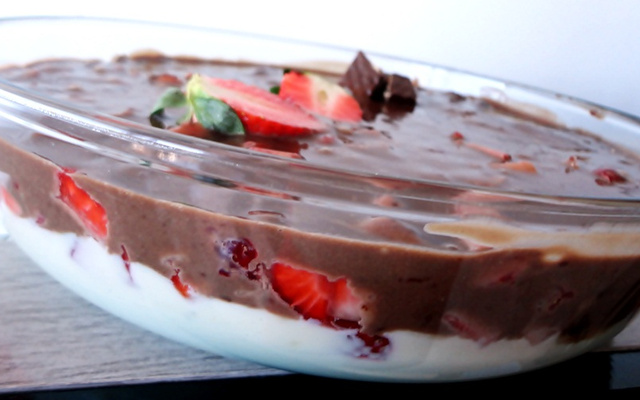 Receita de torta gelada de bis e morango