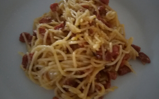 Macarrão ao calaqueijo (calabresa + queijo)