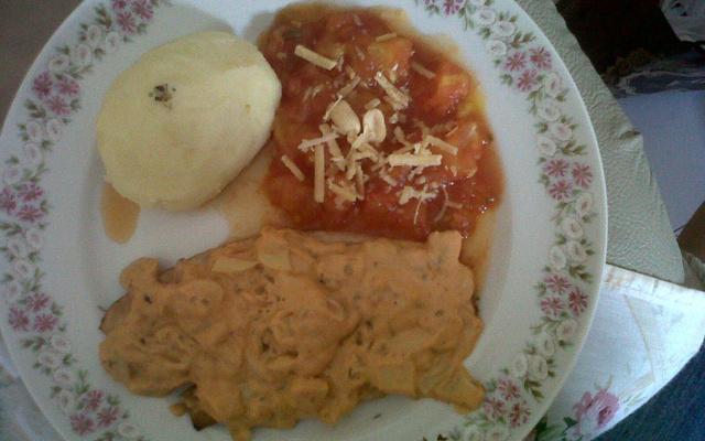 File de peixe ao molho de champignons