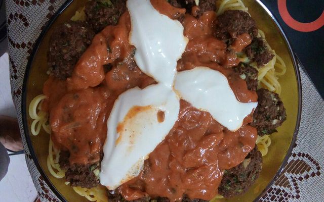 Bolinho de carne moída e escarola