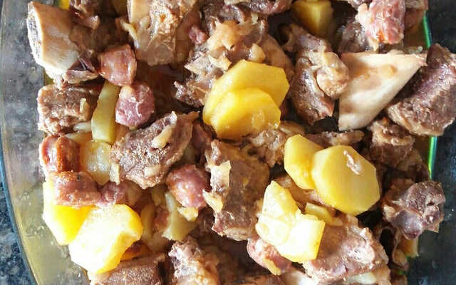 Costela cozida na cebola