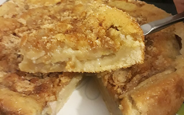 Bolo de banana com farofa crocante