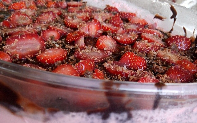 Mousse Simples de Morango com Chocolate
