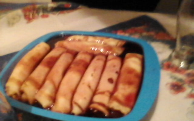 Panquecas doces com molho de vinho maravilhosas