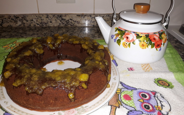 Bolo de banana com calda