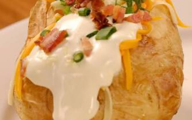 Batata recheada com queijo e bacon