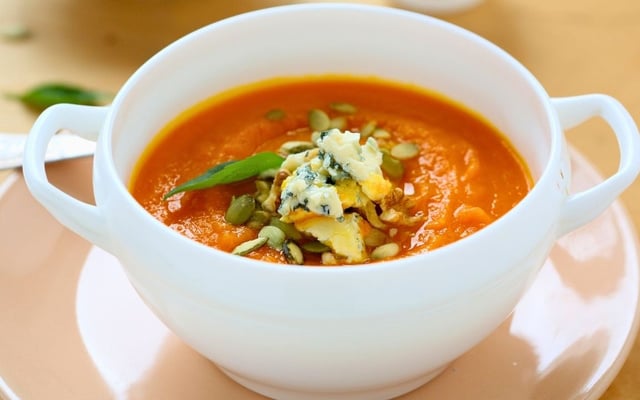 Caldo de abóbora com gorgonzola e creme de leite