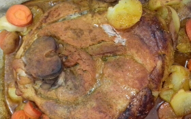 Pernil suíno inteiro (no forno convencional)