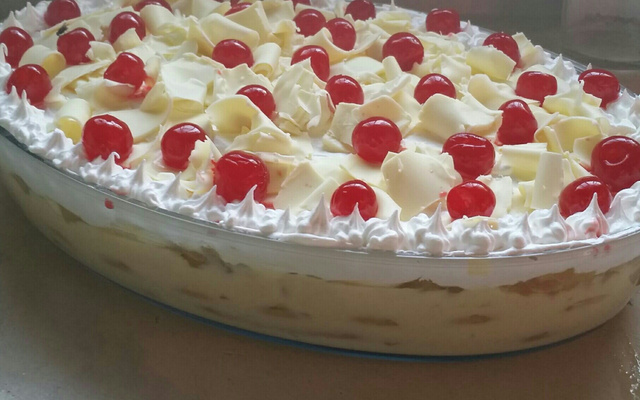 Pavê de abacaxi com marshmallow e coco fresco