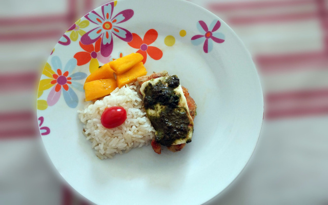 Frango à parmegiana de pesto e queijo minas