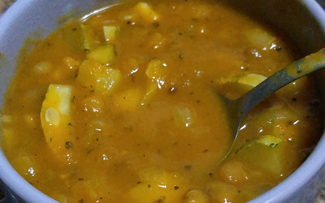 Sopa leve de abóbora com lentilha