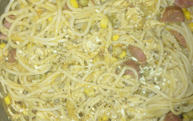 Macarrão com Frango e Calabresa