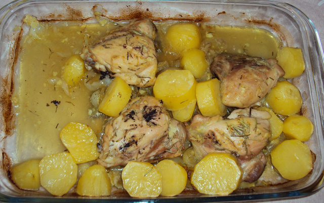 Sobrecoxas de frango assadas com alecrim