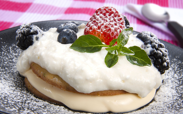 Torre de fondue com frutas vermelhas