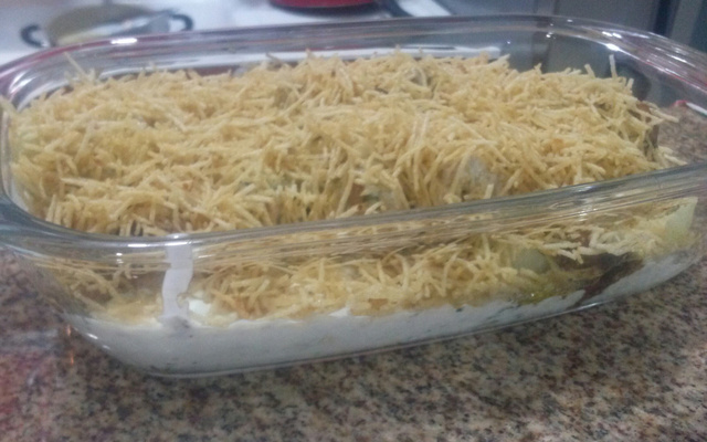 Batata com frango coberta com molho branco e batata palha