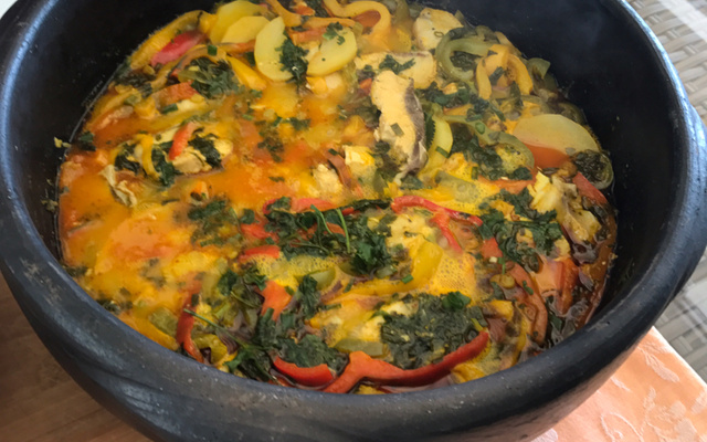 Moqueca de peixe na panela de barro