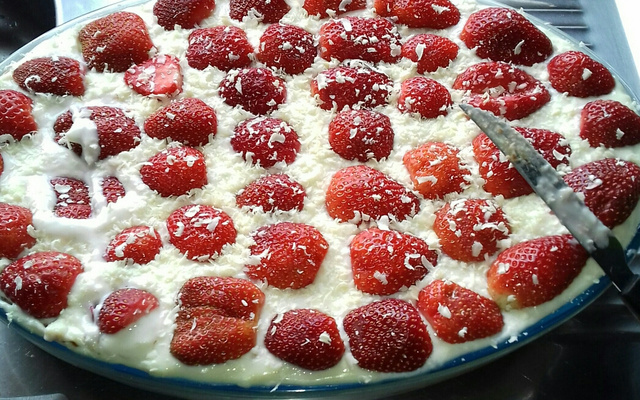 Pavê de leite ninho e morango