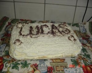 Bolo de baba de moça e doce de leite.