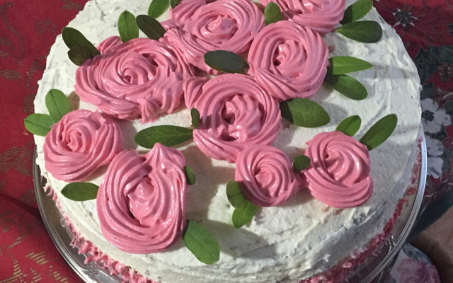 Bolo de abacaxi com beijinho