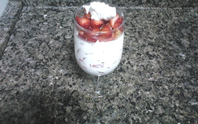 Morango com chantilly e suspiro