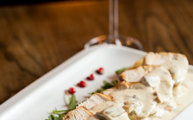 Frango com molho de cream cheese e shiitake