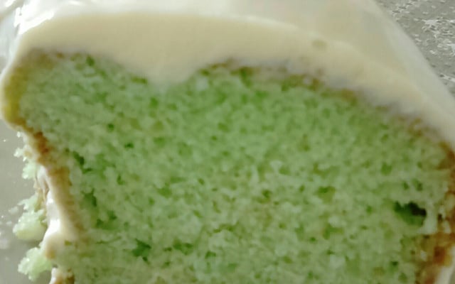 Bolo de iogurte com gelatina e cobertura de limão