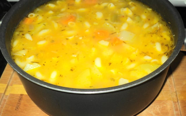 Sopa de legumes com carne e macarrão