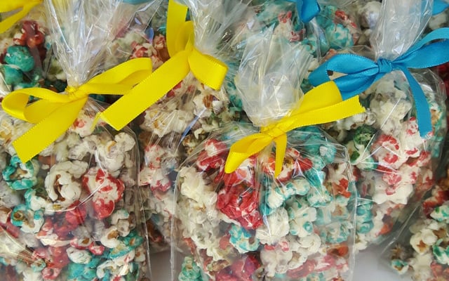 Pipoca colorida para festas infantis