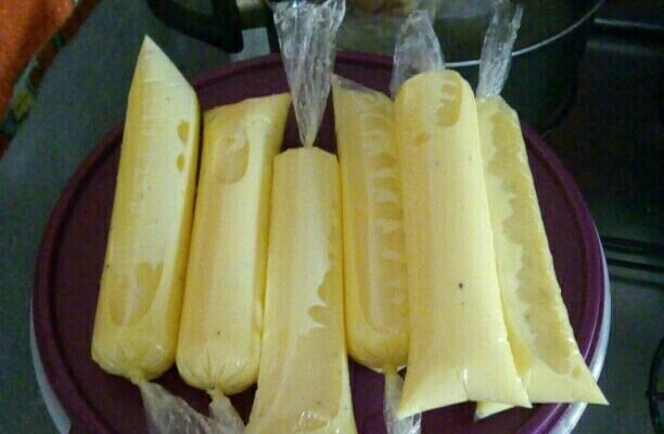 Sacolé de maracujá com leite condensado caseiro