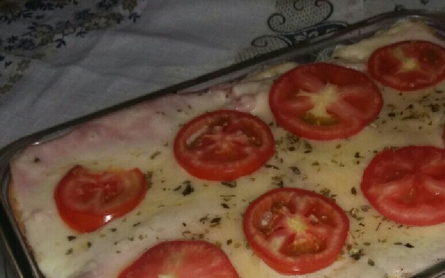 Torta de pão de forma com queijo e presunto