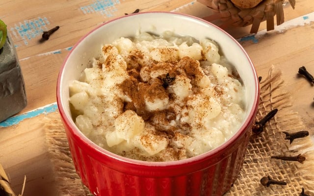 Canjica doce tradicional com leite e canela no ramequim