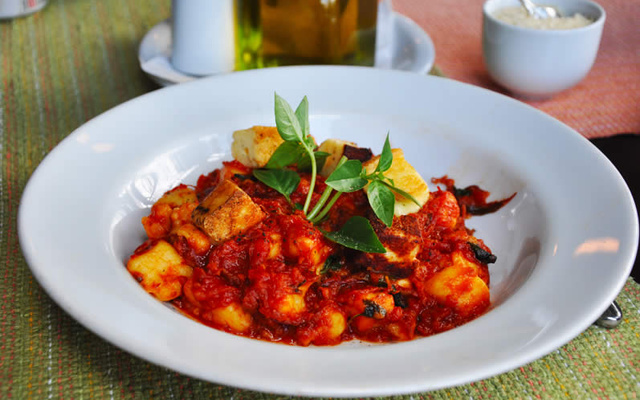 Nhoque de mandioca com ragu de carne seca e queijo coalho