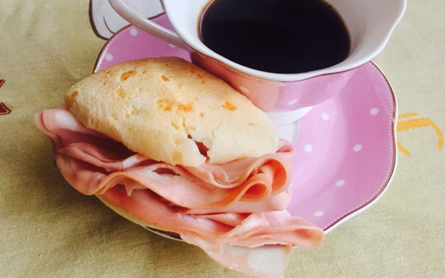 Pão de queijo com mortadela