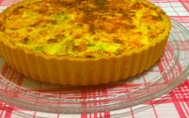 Quiche de queijo, presunto, brócolis e bacon