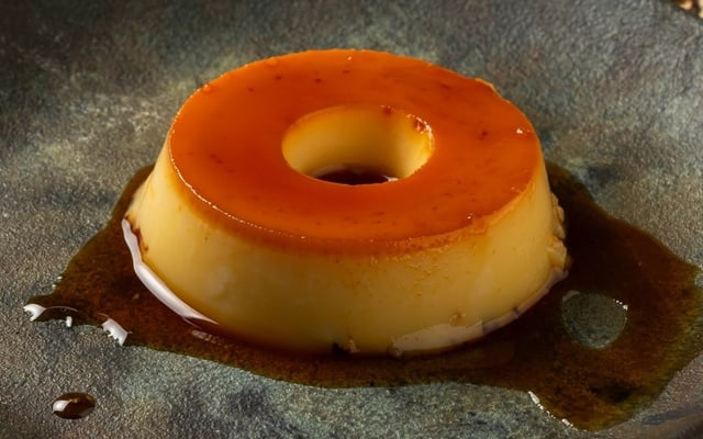 Pudim na airfryer que assa por igual com calda de caramelo