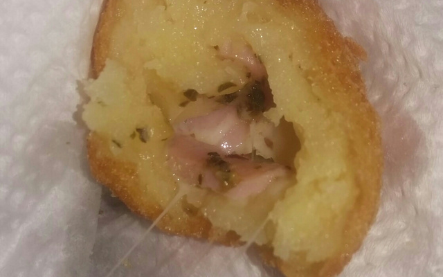 Bolinho de queijo com presunto