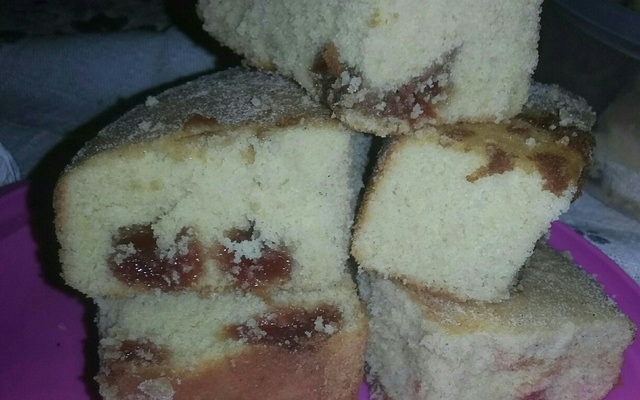 Bolo de fubá com milho e goiabada